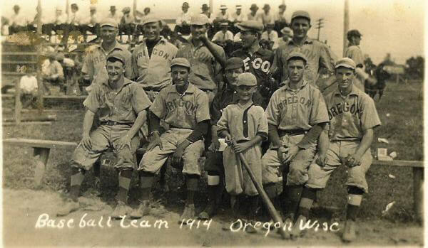 1914 baseball team all lined-up.