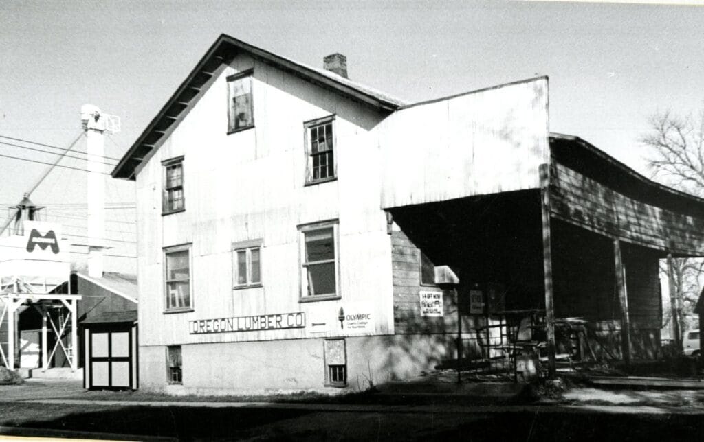 black and white photo of Oregon Lumber Co with Mounds in the background